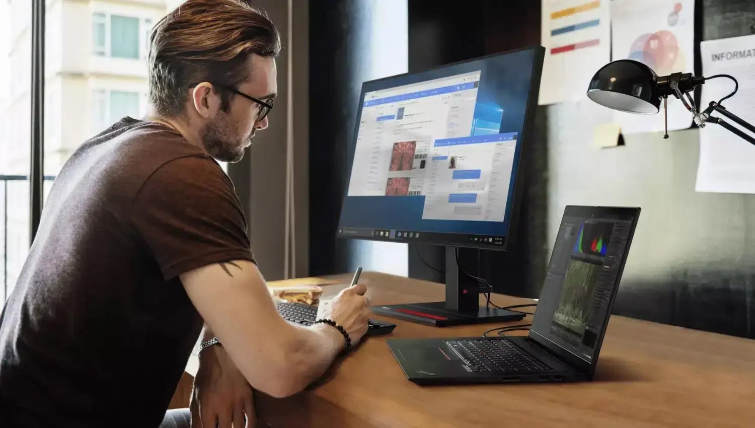 Propriétaire de petite entreprise en train de travailler sur son ordinateur Lenovo dans son bureau