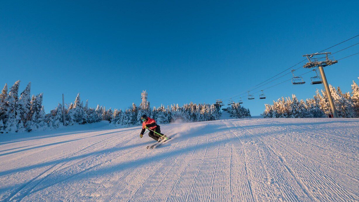 Une personne en train de skier au Mont-Tremblant