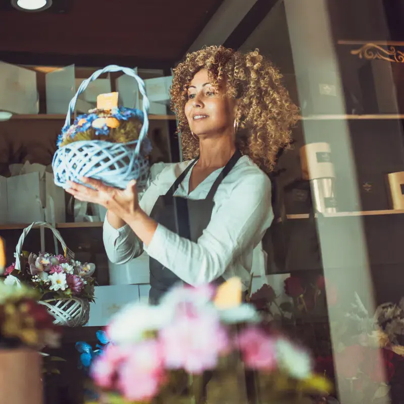 Propriétaire d'une petite entreprise dans son magasin